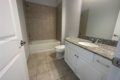 Townhouse in Royal Palm Beach, Florida 3 bedrooms, 206.43 sq.m. № 1880203 - photo 12