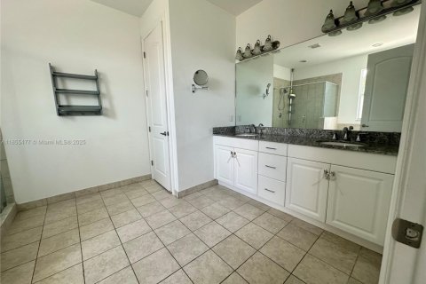 Townhouse in Royal Palm Beach, Florida 3 bedrooms, 206.43 sq.m. № 1880203 - photo 8