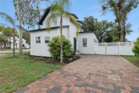 House in Eustis, Florida 3 bedrooms, 130.81 sq.m. № 2223736 - photo 2