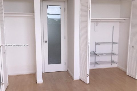 Condo in Miami, Florida, 1 bedroom  № 1998202 - photo 13