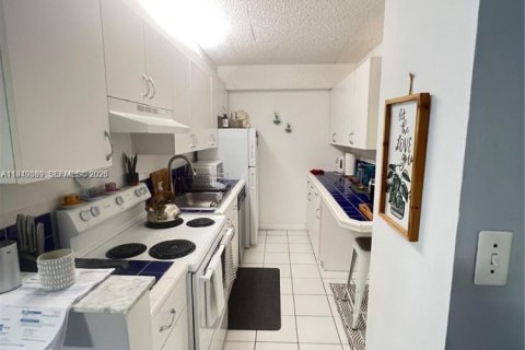 Condo in Miami, Florida, 1 bedroom  № 1998202 - photo 9