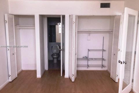 Condo in Miami, Florida, 1 bedroom  № 1998202 - photo 14