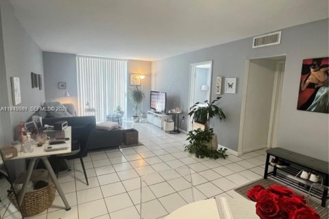 Condo in Miami, Florida, 1 bedroom  № 1998202 - photo 7