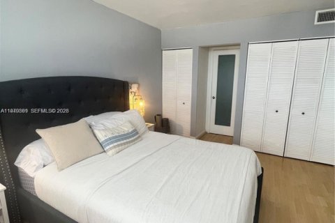 Condo in Miami, Florida, 1 bedroom  № 1998202 - photo 11