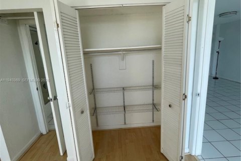 Снять в аренду кондоминиум в Майами, Флорида 1 спальня, 65.96м2, № 1998202 - фото 28