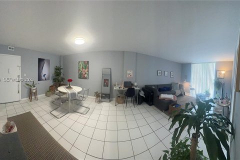 Condo in Miami, Florida, 1 bedroom  № 1998202 - photo 5