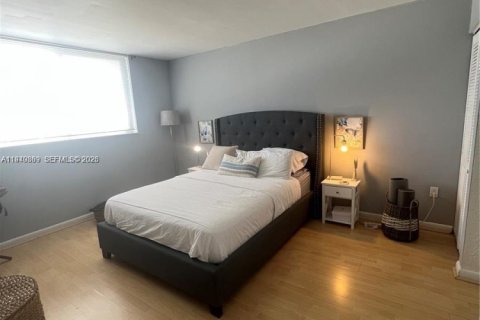 Condo in Miami, Florida, 1 bedroom  № 1998202 - photo 19