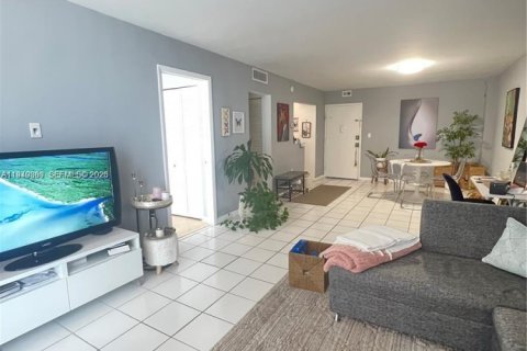 Condo in Miami, Florida, 1 bedroom  № 1998202 - photo 6