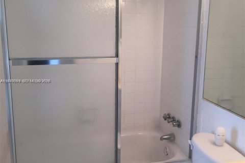 Condo in Miami, Florida, 1 bedroom  № 1998202 - photo 10