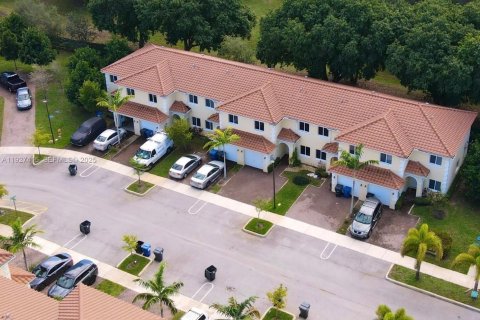 Townhouse in North Lauderdale, Florida 1 bedroom, 128.21 sq.m. № 1986274 - photo 18