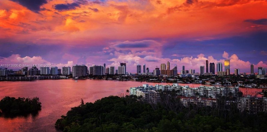 Кондоминиум с 2 спальнями в Норт-Майами-Бич, Флорида № 1968528