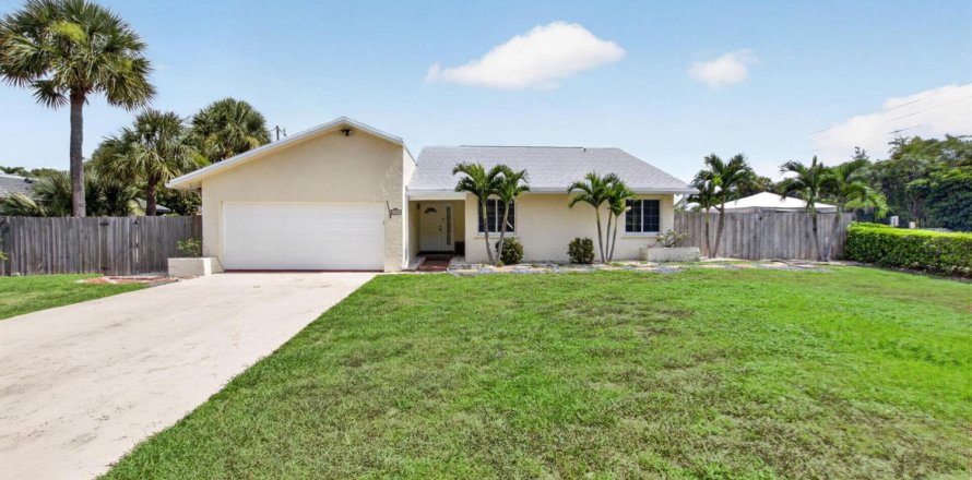 House in Delray Beach, Florida 3 bedrooms, 160.26 sq.m. № 2260884
