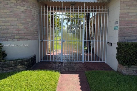 Снять в аренду кондоминиум в Майами-Бич, Флорида 1 спальня, 49.24м2, № 1842402 - фото 1