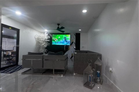 House in Miami, Florida 5 bedrooms, 179.86 sq.m. № 1893514 - photo 12