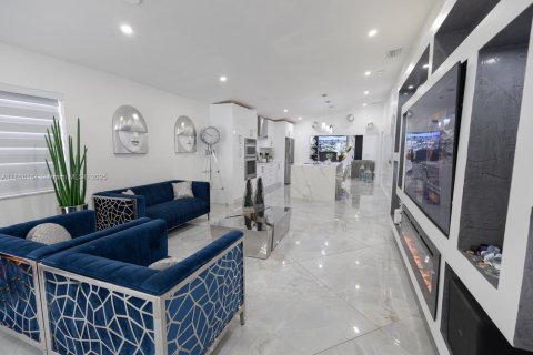 House in Miami, Florida 5 bedrooms, 179.86 sq.m. № 1893514 - photo 9