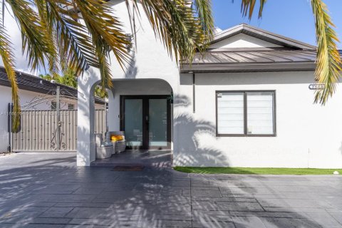 House in Miami, Florida 5 bedrooms, 179.86 sq.m. № 1893514 - photo 29