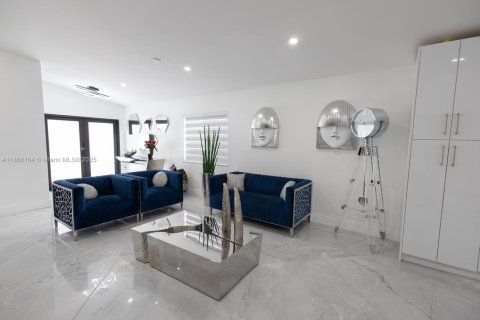 House in Miami, Florida 5 bedrooms, 179.86 sq.m. № 1893514 - photo 6
