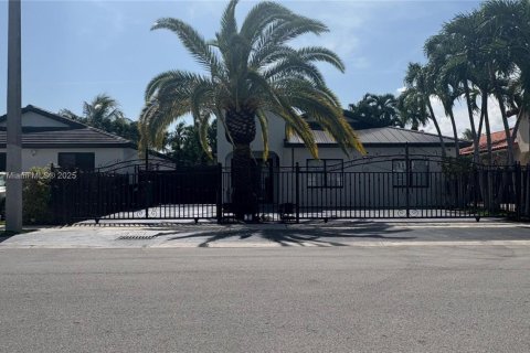 House in Miami, Florida 5 bedrooms, 179.86 sq.m. № 1893514 - photo 17