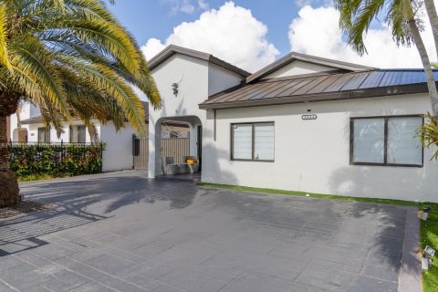 House in Miami, Florida 5 bedrooms, 179.86 sq.m. № 1893514 - photo 1