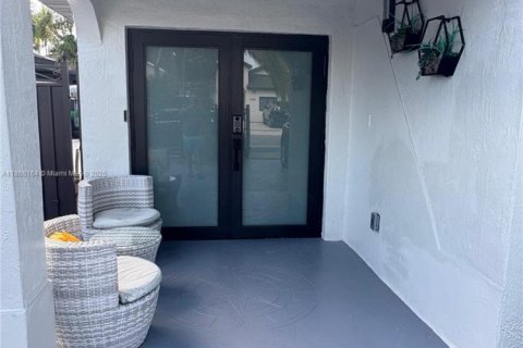 House in Miami, Florida 5 bedrooms, 179.86 sq.m. № 1893514 - photo 30