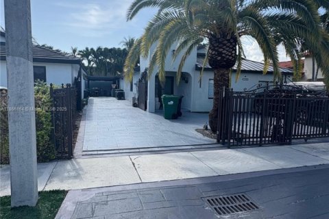House in Miami, Florida 5 bedrooms, 179.86 sq.m. № 1893514 - photo 26