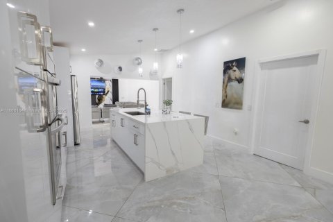 House in Miami, Florida 5 bedrooms, 179.86 sq.m. № 1893514 - photo 15