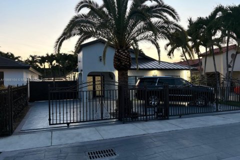House in Miami, Florida 5 bedrooms, 179.86 sq.m. № 1893514 - photo 16