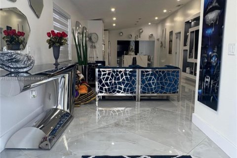House in Miami, Florida 5 bedrooms, 179.86 sq.m. № 1893514 - photo 3