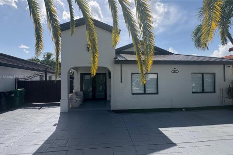 House in Miami, Florida 5 bedrooms, 179.86 sq.m. № 1893514 - photo 22