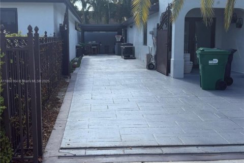 House in Miami, Florida 5 bedrooms, 179.86 sq.m. № 1893514 - photo 24
