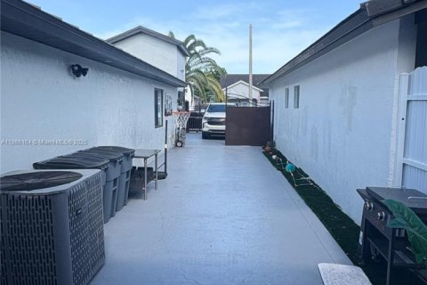 House in Miami, Florida 5 bedrooms, 179.86 sq.m. № 1893514 - photo 27