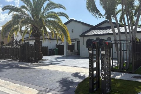 House in Miami, Florida 5 bedrooms, 179.86 sq.m. № 1893514 - photo 19