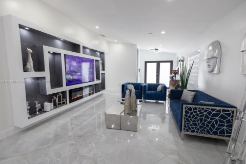 House in Miami, Florida 5 bedrooms, 179.86 sq.m. № 1893514 - photo 10