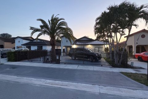 House in Miami, Florida 5 bedrooms, 179.86 sq.m. № 1893514 - photo 20