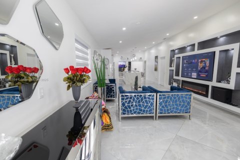 House in Miami, Florida 5 bedrooms, 179.86 sq.m. № 1893514 - photo 8