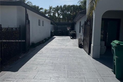 House in Miami, Florida 5 bedrooms, 179.86 sq.m. № 1893514 - photo 28