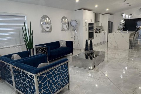 House in Miami, Florida 5 bedrooms, 179.86 sq.m. № 1893514 - photo 7