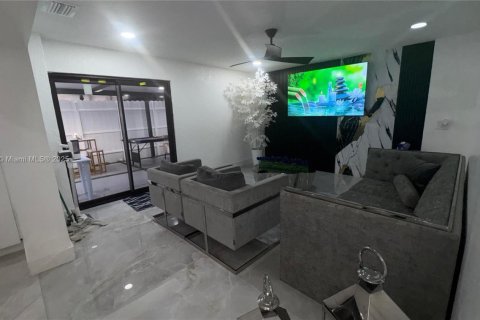 House in Miami, Florida 5 bedrooms, 179.86 sq.m. № 1893514 - photo 13