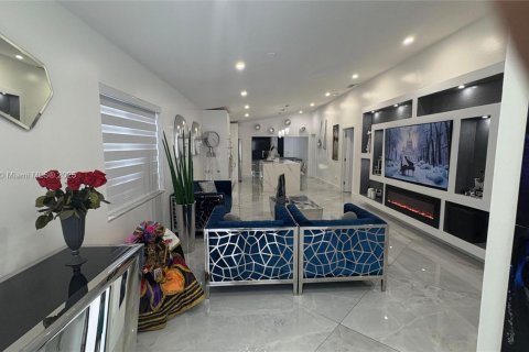 House in Miami, Florida 5 bedrooms, 179.86 sq.m. № 1893514 - photo 5