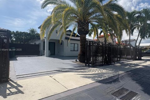 House in Miami, Florida 5 bedrooms, 179.86 sq.m. № 1893514 - photo 21