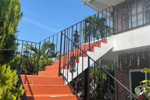 Condominio en Hallandale Beach, Florida, 2 dormitorios  № 2048463