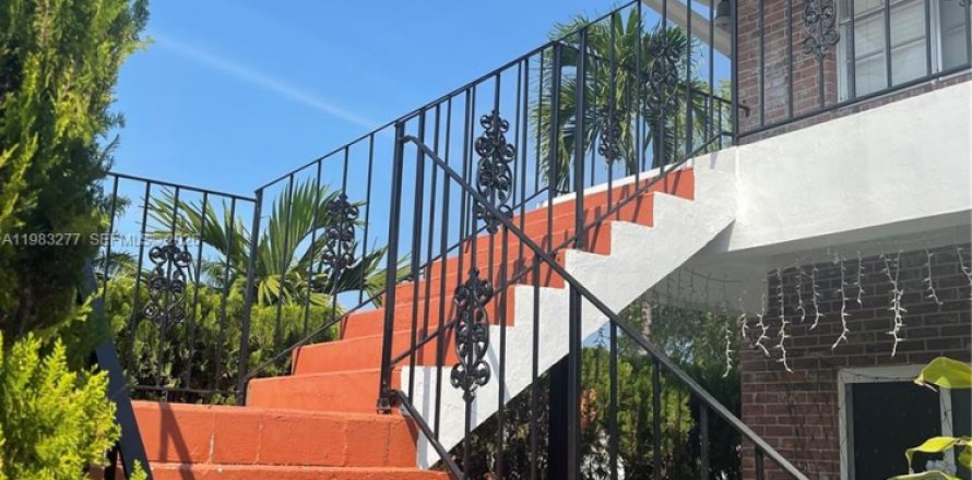 Condominio en Hallandale Beach, Florida, 2 dormitorios  № 2048463