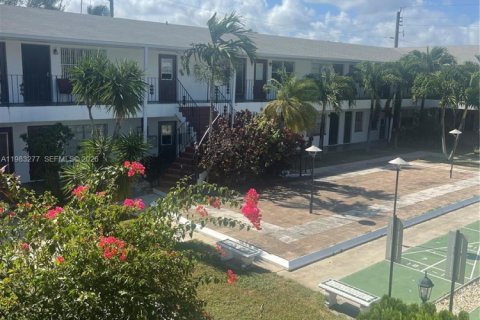 Condominio en venta en Hallandale Beach, Florida, 2 dormitorios, 72 m2 № 2048463 - foto 27