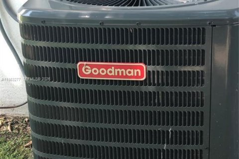 Condominio en venta en Hallandale Beach, Florida, 2 dormitorios, 72 m2 № 2048463 - foto 20