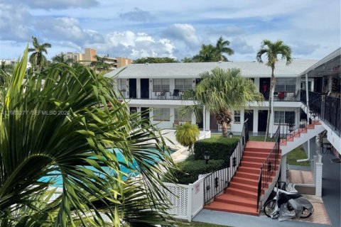 Condominio en venta en Hallandale Beach, Florida, 2 dormitorios, 72 m2 № 2048463 - foto 9