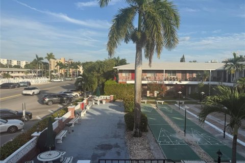 Condominio en venta en Hallandale Beach, Florida, 2 dormitorios, 72 m2 № 2048463 - foto 2