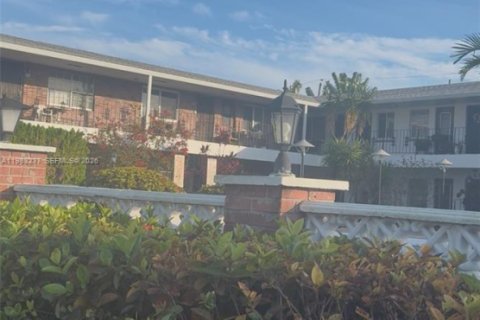 Condominio en venta en Hallandale Beach, Florida, 2 dormitorios, 72 m2 № 2048463 - foto 21