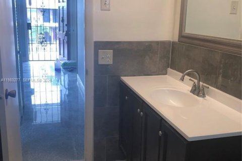 Condominio en venta en Hallandale Beach, Florida, 2 dormitorios, 72 m2 № 2048463 - foto 8