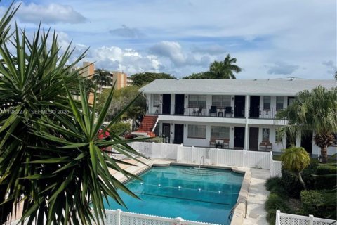 Condominio en venta en Hallandale Beach, Florida, 2 dormitorios, 72 m2 № 2048463 - foto 12