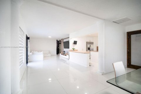 Villa ou maison à vendre à Miami, Floride: 3 chambres, 125.42 m2 № 1964199 - photo 13